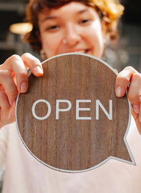 10 Empanadas - Open sign